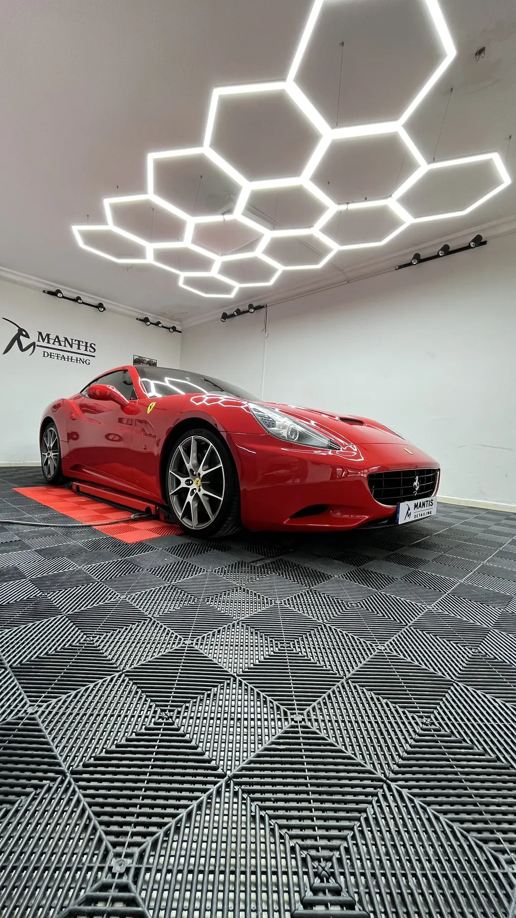 Mantis Detailing kırmızı otomobil boya yüzeyi