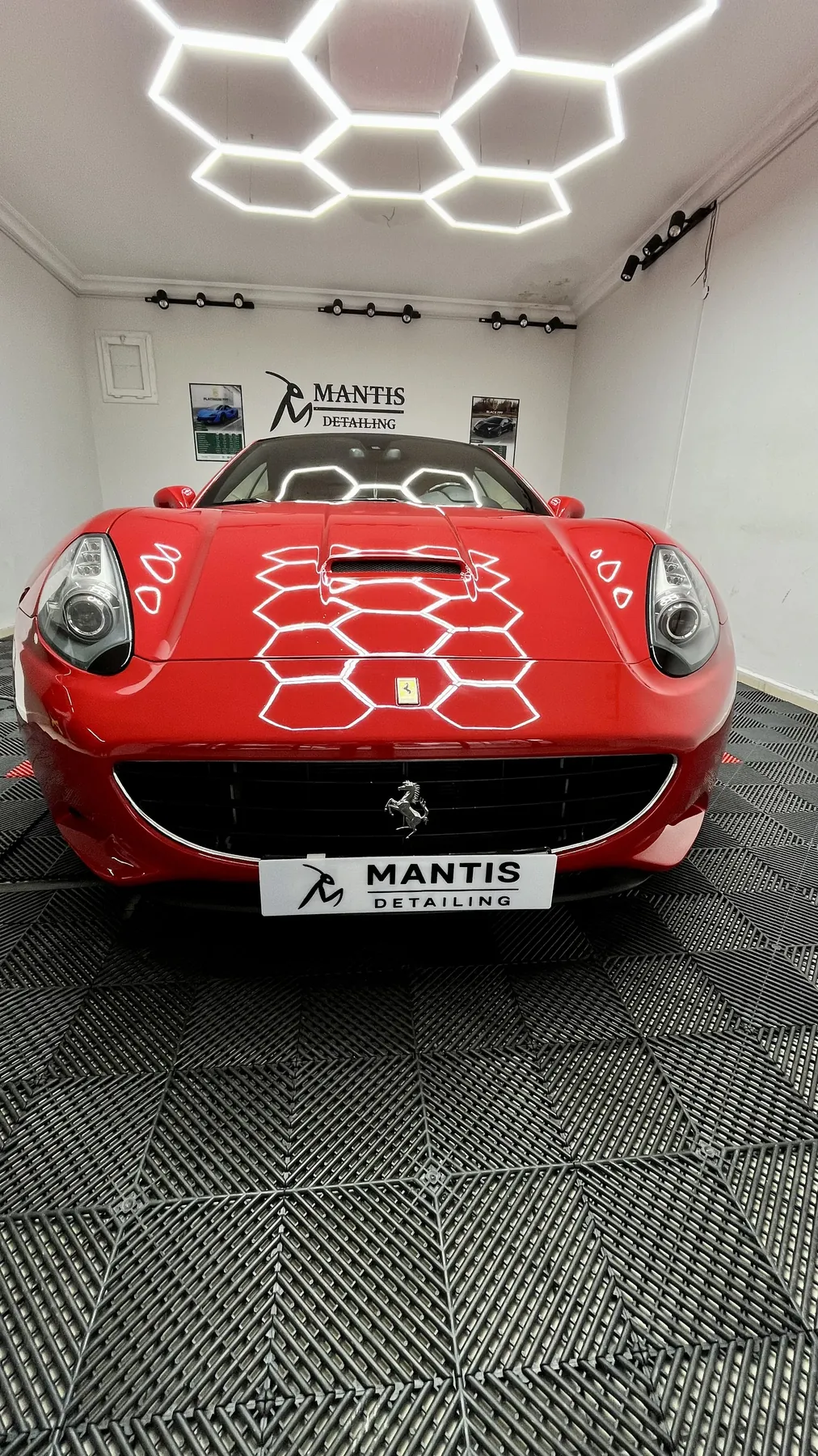 Mantis Detailing kırmızı spor otomobil uygulaması