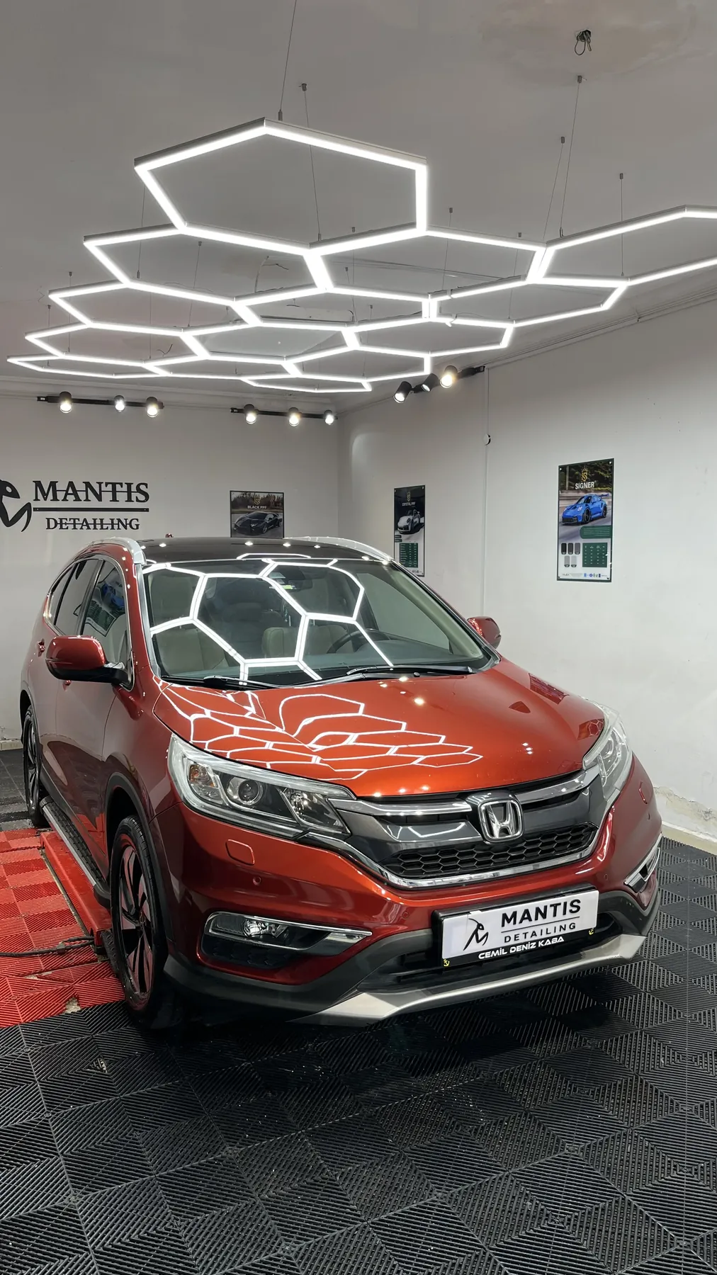 Mantis Detailing kırmızı SUV uygulaması